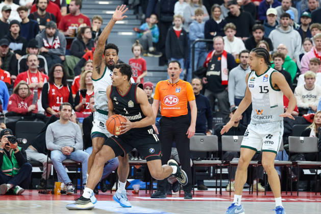 Oscar da Silva (FC Bayern Basketball, 01) mit Jordan Roland (Vet Concept Gladiators Trier, 15), GER, FC Bayern Basketball vs. Vet Concept Gladiators Trier, Basketball, easycredit Basketball Bundesliga, 11. Spieltag, Saison 2025 2026, 28.12.2025, GER, FC Bayern Basketball vs. Vet Concept Gladiators Trier, Basketball, easycredit Basketball Bundesliga, 11. Spieltag, Saison 2025 2026, 28.12.2025 Muenchen Copyright: xEibner-Pressefoto JennixMaulx EP_JML