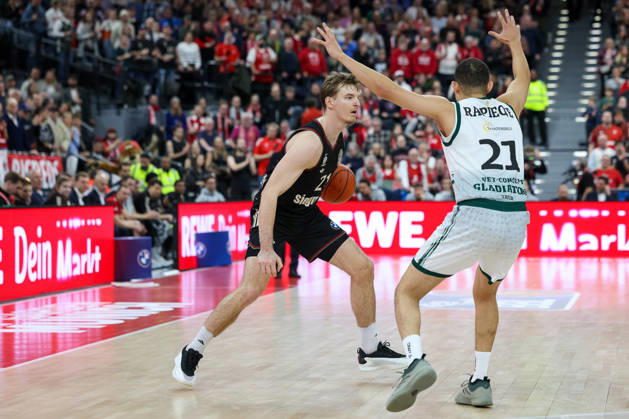 Justuz Hollatz (FC Bayern Basketball, 21) mit Evans Rapieque (Vet Concept Gladiators Trier, 21), GER, FC Bayern Basketball vs. Vet Concept Gladiators Trier, Basketball, easycredit Basketball Bundesliga, 11. Spieltag, Saison 2025 2026, 28.12.2025, GER, FC Bayern Basketball vs. Vet Concept Gladiators Trier, Basketball, easycredit Basketball Bundesliga, 11. Spieltag, Saison 2025 2026, 28.12.2025 Muenchen Copyright: xEibner-Pressefoto JennixMaulx EP_JML