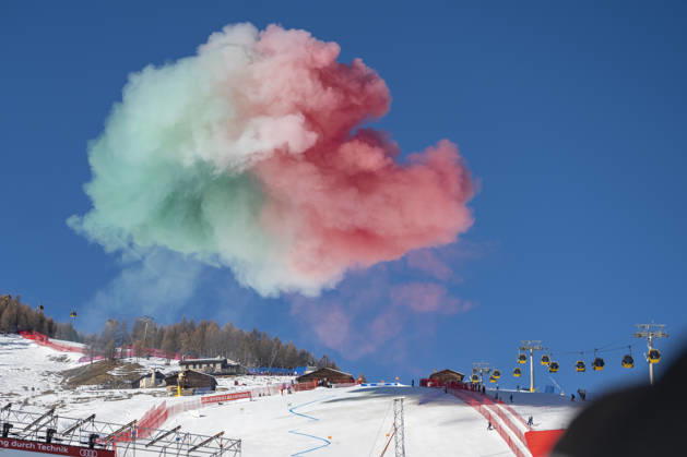Sport Themen der Woche KW52 LIVIGNO, ITALY - DECEMBER 27: The sky turns tricolor above Livigno, setting the stage for the Men™s Super-G during the Audi FIS Alpine Ski World Cup - Men s Super G on December 27, 2025 in Livigno, Italy. Livigno Italy Copyright: xJustPictures.ch JarixPestelaccix jp-en-EuSpIm-JP4_JAR_LivignoLiZeta_FIS_Audi_27Dec2025_1227