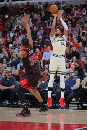 CHICAGO, IL - DECEMBER 27: Giannis Antetokounmpo 34 of the Milwaukee Bucks shoots a three-point basket over Isaac Okoro 35 of the Chicago Bulls during the first half on December 27, 2025 at the United Center in Chicago, Illinois. (Photo by Melissa Tamez Icon Sportswire) NBA, Basketball Herren, USA DEC 27 Milwaukee Bucks at Chicago Bulls EDITORIAL USE ONLY Icon251227005