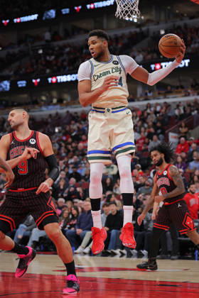 CHICAGO, IL - DECEMBER 27: Giannis Antetokounmpo 34 of the Milwaukee Bucks grabs the rebound during the second half against the Chicago Bulls on December 27, 2025 at the United Center in Chicago, Illinois. (Photo by Melissa Tamez Icon Sportswire) NBA, Basketball Herren, USA DEC 27 Milwaukee Bucks at Chicago Bulls EDITORIAL USE ONLY Icon251227019