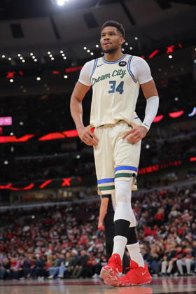 CHICAGO, IL - DECEMBER 27: Giannis Antetokounmpo 34 of the Milwaukee Bucks looks on during the second half against the Chicago Bulls on December 27, 2025 at the United Center in Chicago, Illinois. (Photo by Melissa Tamez Icon Sportswire) NBA, Basketball Herren, USA DEC 27 Milwaukee Bucks at Chicago Bulls EDITORIAL USE ONLY Icon251227020