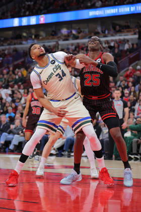 CHICAGO, IL - DECEMBER 27: Giannis Antetokounmpo 34 of the Milwaukee Bucks box out Jalen Smith 25 of the Chicago Bulls during the second half on December 27, 2025 at the United Center in Chicago, Illinois. (Photo by Melissa Tamez Icon Sportswire) NBA, Basketball Herren, USA DEC 27 Milwaukee Bucks at Chicago Bulls EDITORIAL USE ONLY Icon251227034