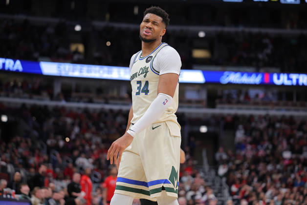 CHICAGO, IL - DECEMBER 27: Giannis Antetokounmpo 34 of the Milwaukee Bucks reacts to a call during the second half against the Chicago Bulls on December 27, 2025 at the United Center in Chicago, Illinois. (Photo by Melissa Tamez Icon Sportswire) NBA, Basketball Herren, USA DEC 27 Milwaukee Bucks at Chicago Bulls EDITORIAL USE ONLY Icon251227036