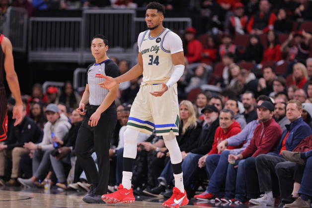 CHICAGO, IL - DECEMBER 27: Giannis Antetokounmpo 34 of the Milwaukee Bucks reacts after after a play during the second half against the Chicago Bulls on December 27, 2025 at the United Center in Chicago, Illinois. (Photo by Melissa Tamez Icon Sportswire) NBA, Basketball Herren, USA DEC 27 Milwaukee Bucks at Chicago Bulls EDITORIAL USE ONLY Icon251227039