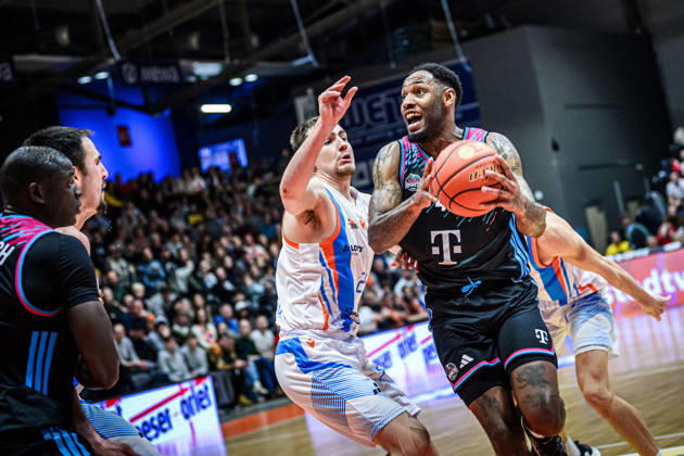 easycredit BBL Basketball Bundesliga 2025 2026 13. Spieltag 29.12.2025 Science City Jena vs Telekom Baskets Bonn v.re. Jeff Garrett Jr. (Bonn) am Ball gegen Lorenz Bank (Jena) Sparkassen Arena