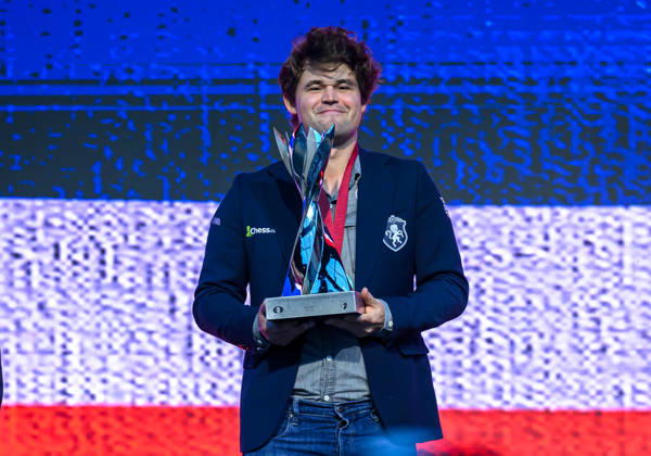 FIDE WORLD RAPID & BLITZ CHAMPIONSHIPS 2025 RAPID FINALS Gold medalist Magnus Carlsen of Norway pose with the trophy on the podium during the medal ceremony for the Rapid open Championship final of the FIDE World Rapid & Blitz Championship 2025 Qatar at the Sports and Events Complex, Qatar University, in Doha, Qatar, on December 30, 2025 DOHA Qatar Copyright: xNOUSHADxTHEKKAYILx