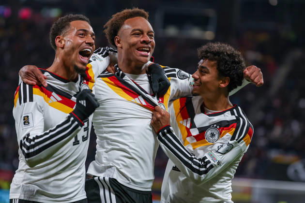 UEFA European Qualifiers - WM Qualifikation - 25 26 - Deutschland - Slowakei am 17.11.2025 in der Red Bull Arena in Leipzig Jubel, Torjubel, Torschuetze, Torschütze Forza Assan Ouedraogo (Deutschland 9) jubelt nah seinem Tor zum 6:0 mit Felix Nmecha (Deutschland 13) und Nathaniel Brown (Deutschland 18)