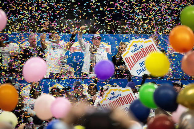 December 30, 2025: TCU Horned Frogs quarterback Ken Seals (9) and Head Coach Sonny Dykes celebrate winning the NCAA, College League, USA Valero Alamo Bowl against USC Trojans at the Alamodome. San Antonio, Texas. CSM San Antonio United States of America - ZUMAc04_ 20251231_faf_c04_011 Copyright: xMarioxCantux