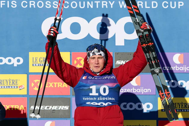 December 31, 2025, Dobbiaco: Winner Gus Schumacher of the United States celebrates on the podium after the Men™s 5km Heat Mass Start Free race at the FIS Cross Country Skiing World Cup in Dobbiaco, Italy, 31 December 2025. ANSA ANDREA SOLERO. Cross Country Skiing World Cup In Dobbiaco  - ZUMAa110 20251231_zaf_a110_008 Copyright: xAndreaxSolerox