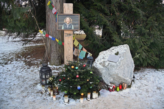 Zu Ehren von Laura Dahlmeier: Gemeinde eroeffnet temporaee Gedenkstaette im Partenkirchner Kurpark, damit die Menschen Abschied nehmen koennen. Die Gartenanlage soll spaeter zum Laura-Dahlmeier-Park werden.