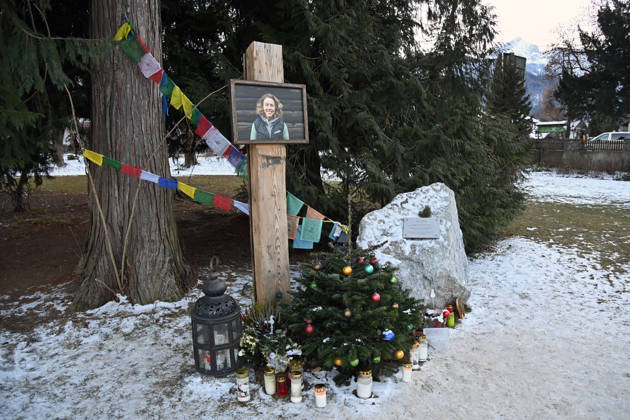 Zu Ehren von Laura Dahlmeier: Gemeinde eroeffnet temporaee Gedenkstaette im Partenkirchner Kurpark, damit die Menschen Abschied nehmen koennen. Die Gartenanlage soll spaeter zum Laura-Dahlmeier-Park werden.