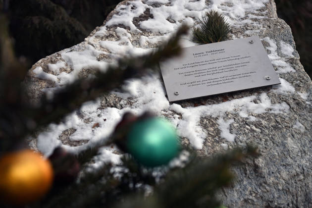 Zu Ehren von Laura Dahlmeier: Gemeinde eroeffnet temporaee Gedenkstaette im Partenkirchner Kurpark, damit die Menschen Abschied nehmen koennen. Die Gartenanlage soll spaeter zum Laura-Dahlmeier-Park werden.
