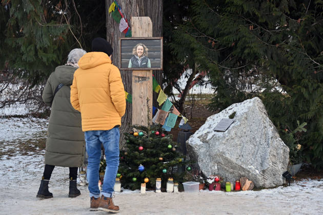 Zu Ehren von Laura Dahlmeier: Gemeinde eroeffnet temporaee Gedenkstaette im Partenkirchner Kurpark, damit die Menschen Abschied nehmen koennen. Die Gartenanlage soll spaeter zum Laura-Dahlmeier-Park werden.