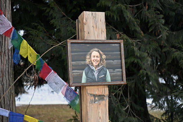 Zu Ehren von Laura Dahlmeier: Gemeinde eroeffnet temporaee Gedenkstaette im Partenkirchner Kurpark, damit die Menschen Abschied nehmen koennen. Die Gartenanlage soll spaeter zum Laura-Dahlmeier-Park werden.