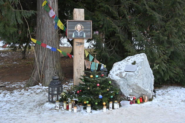 Zu Ehren von Laura Dahlmeier: Gemeinde eroeffnet temporaee Gedenkstaette im Partenkirchner Kurpark, damit die Menschen Abschied nehmen koennen. Die Gartenanlage soll spaeter zum Laura-Dahlmeier-Park werden.
