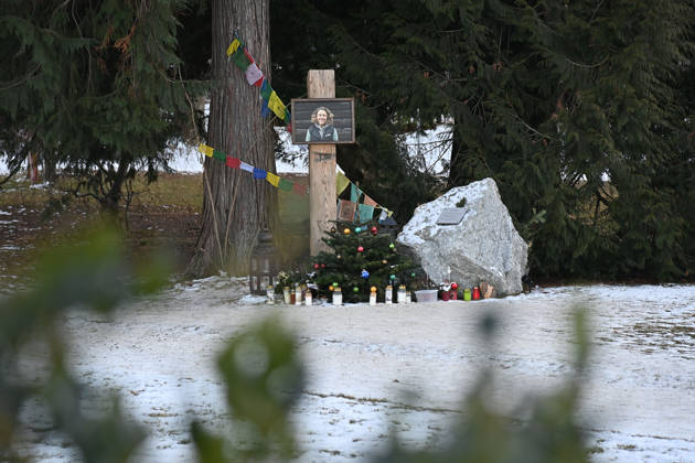 Zu Ehren von Laura Dahlmeier: Gemeinde eroeffnet temporaee Gedenkstaette im Partenkirchner Kurpark, damit die Menschen Abschied nehmen koennen. Die Gartenanlage soll spaeter zum Laura-Dahlmeier-Park werden.