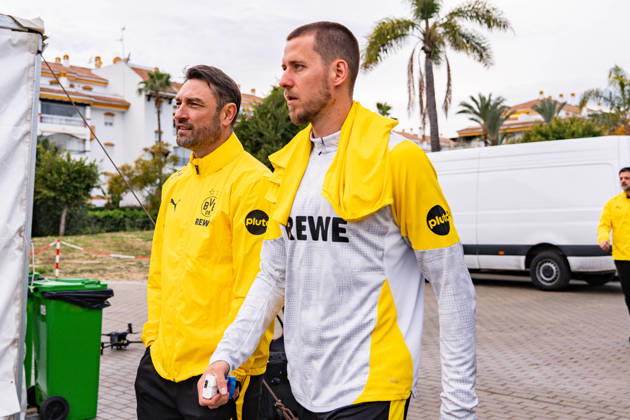 Waldemar Anton (Borussia Dortmund, 3) und Robert Kovac Winter-Trainingslager Borussia Dortmund in Marbella, Spanien, Tag 1 am 02.01.2026 Copyright: xBahhoxKarax