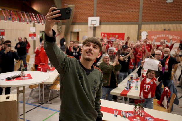 04.01.2026, Fussball, Lennart Karl besucht den FC Bayern München-Fanclub Burgsinn Lennart Karl (FC Bayern München) macht ein Foto mit den Fanclub-Mitgliedern im Hintergrund Burgsinn Sinngrundhalle Bayern Deutschland
