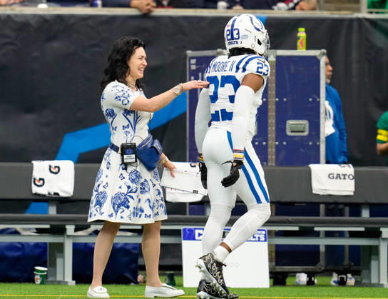 January 4, 2026, Houston, Texas, USA: Colts co-owner and CEO CARLIE IRSAY-GORDON and Colts cornerback KENNY MOORE II (23) on the sideline during an NFL, American Football Herren, USA game between the Houston Texans and the Indianapolis Colts on January 4, 2026 in Houston, Texas. The Texans won, 38-30. Houston USA - ZUMAc201 20260104_zap_c201_037 Copyright: xScottxColemanx