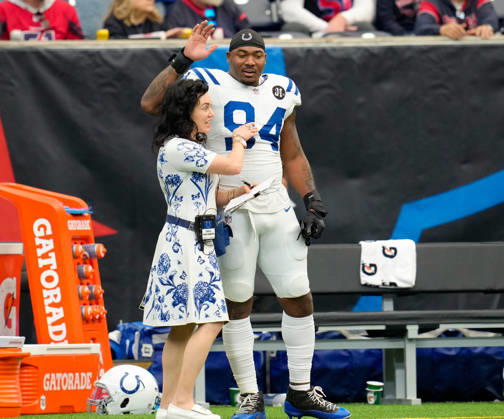 Indianapolis Colts co-owner and CEO Carlie Irsay-Gordon celebrates after a touchdown with Colts defensive end Tyquan Lewis (94) USA, Houston Texans vs Indianapolis Colts, NFL, American Football Herren, USA Week 18, 2025 2026 Season, 04.01.2026 USA, Houston Texans vs Indianapolis Colts, NFL, Week 18, 2025 2026 Season, 04.01.2026 Houston Copyright: xEibner-Pressefoto ScottxColemanx EP_SCN