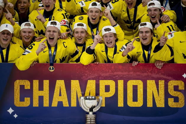 January 5, 2026, St. Paul, Mn, USA: Sweden teammates celebrate after defeating Czechia and winning gold in the 2026 IIHF World Junior Hockey Championship, in St. Paul on Monday, Jan. 5, 2026. Canada News - January 5, 2026  - ZUMAc35_ 20260105_zaf_c35_101 Copyright: xChristopherxKatsarovx
