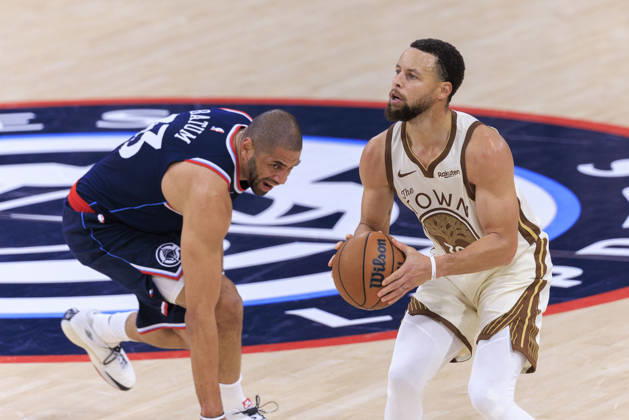 January 5, 2026, Inglewood, California, USA: Stephen Curry 30 of the Golden State Warriors makes a three point shot attempt as Nicolas Batum 33 of the Los Angeles Clippers watches during their regular season NBA, Basketball Herren, USA game on Monday January 5, 2026 at Intuit Dome in Inglewood, California. ARIANA RUIZ PI Inglewood USA - ZUMAp124 20260105_zaa_p124_128 Copyright: xArianaxRuizx