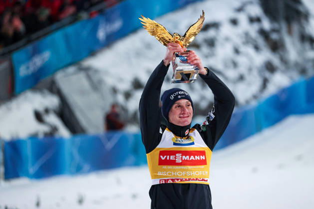 Bischofshofen, Österreich 06. Januar 2026: 74. Vierschanzentournee - Bischofshofen - 2025 2026 - Springen Im Bild: Domen Prevc (Slowenien SLO) bejubelt den Tournee-Gesamtsieg und streckt den begehrten goldenen Adler in die Höhe Paul-Außerleitner-Schanze Copyright: xFotostandx xHettichx
