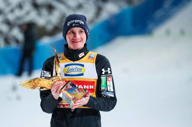 Bischofshofen, Österreich 06. Januar 2026: 74. Vierschanzentournee - Bischofshofen - 2025 2026 - Springen Im Bild: Domen Prevc (Slowenien SLO) hält nach dem Tournee-Gesamtsieg den begehrten goldenen Adler in seinen Händen Paul-Außerleitner-Schanze Copyright: xFotostandx xHettichx