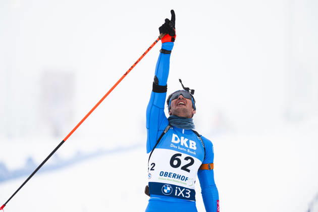 Sport Bilder des Tages Biathlon, BMW IBU Weltcup Oberhof, Sprint 10km Männer, 08.01.2026 Tommaso Giacomel (ITA) gedenkt beim Zieleinlauf seinem verstorbenen Freund Sivert Bakken (NOR) Winterberg Thüringen Deutschland Copyright: xMarcelxHilgerx