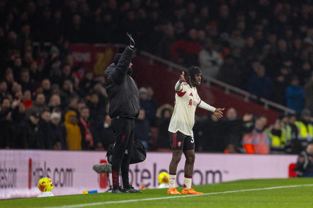 Football - FA Premier League - Arsenal FC v Liverpool FC LONDON, ENGLAND - Thursday, January 8, 2026: Liverpool s Jeremie Frimpong waiting to come on after the alloted 30 seconds for an injury during the FA Premier League match between Arsenal FC and Liverpool FC at the Emirates Stadium. (Photo by David Rawcliffe Propaganda) LONDON Emirates Stadium GREATER LONDON ENGLAND Copyright: xDavidxRawcliffex P2026-01-08-Arsenal_Liverpool-43