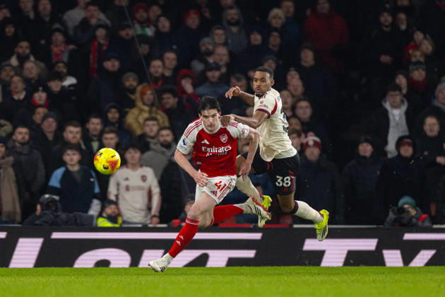 Football - FA Premier League - Arsenal FC v Liverpool FC LONDON, ENGLAND - Thursday, January 8, 2026: Liverpool s Ryan Gravenberch (R) and Arsenal s Declan Rice during the FA Premier League match between Arsenal FC and Liverpool FC at the Emirates Stadium. (Photo by David Rawcliffe Propaganda) LONDON Emirates Stadium GREATER LONDON ENGLAND Copyright: xDavidxRawcliffex P2026-01-08-Arsenal_Liverpool-45