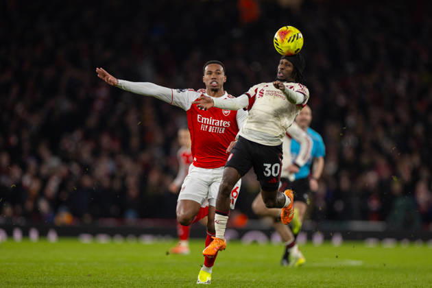 Football - FA Premier League - Arsenal FC v Liverpool FC LONDON, ENGLAND - Thursday, January 8, 2026: Liverpool s Jeremie Frimpong challenges for a header with Arsenal s Gabriel Magalhaes (L) during the FA Premier League match between Arsenal FC and Liverpool FC at the Emirates Stadium. (Photo by David Rawcliffe Propaganda) LONDON Emirates Stadium GREATER LONDON ENGLAND Copyright: xDavidxRawcliffex P2026-01-08-Arsenal_Liverpool-60