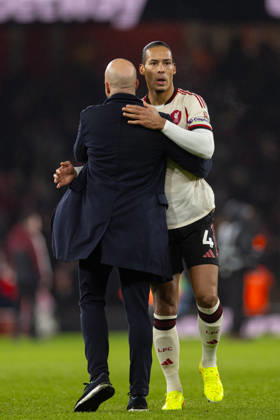 Football - FA Premier League - Arsenal FC v Liverpool FC LONDON, ENGLAND - Thursday, January 8, 2026: Liverpool s head coach Arne Slot embraces captain Virgil van Dijk (R) after the FA Premier League match between Arsenal FC and Liverpool FC at the Emirates Stadium. (Photo by David Rawcliffe Propaganda) LONDON Emirates Stadium GREATER LONDON ENGLAND Copyright: xDavidxRawcliffex P2026-01-08-Arsenal_Liverpool-100