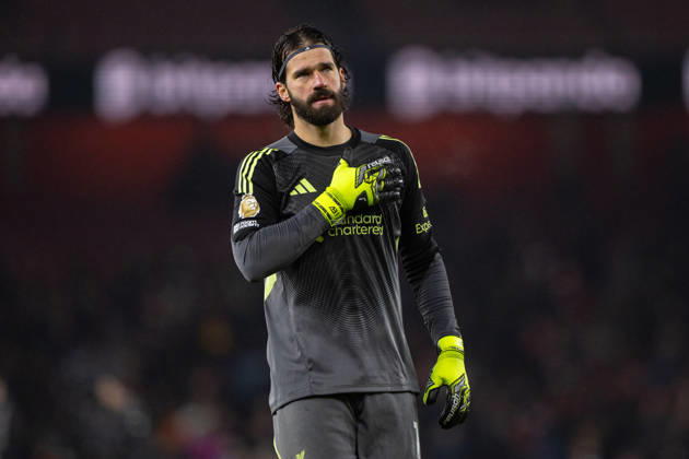 Football - FA Premier League - Arsenal FC v Liverpool FC LONDON, ENGLAND - Thursday, January 8, 2026: Liverpool s goalkeeper Alisson Becker touches the badge after the FA Premier League match between Arsenal FC and Liverpool FC at the Emirates Stadium. (Photo by David Rawcliffe Propaganda) LONDON Emirates Stadium GREATER LONDON ENGLAND Copyright: xDavidxRawcliffex P2026-01-08-Arsenal_Liverpool-105