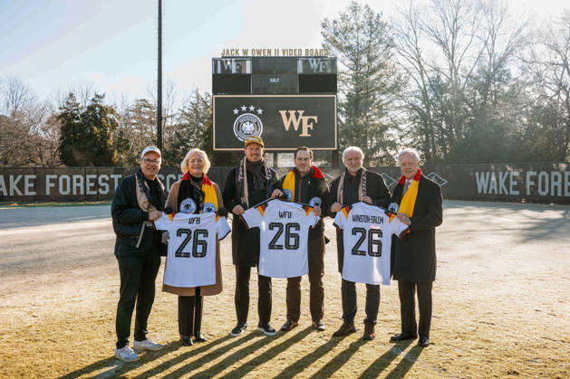 09.01.2026, Fussball WM 2026, Bekanntgabe Quartier der DFB-Mannschaft 2026 in den USA, Die deutsche A-Nationalmannschaft der Männer wird ihr Team Base Camp für die Weltmeisterschaft 2026 in Winston-Salem im US-Bundesstaat North Carolina beziehen. Die Mannschaft von Bundestrainer Julian Nagelsmann wird im Hotel The Graylyn Estate wohnen und auf dem Gelände der Wake Forest University, die nur wenige Minuten entfernt liegt, trainieren. Foto: v.li: Andreas Rettig, Geschäftsführer der DFB, Susan R. Wente, Präsidentin der Wake Forest University, Trainer Julian Nagelsmann (Deutschland), -, Sportdirektor Rudi Völler (Deutschland), -, Foto: Wake Forest Athletics
