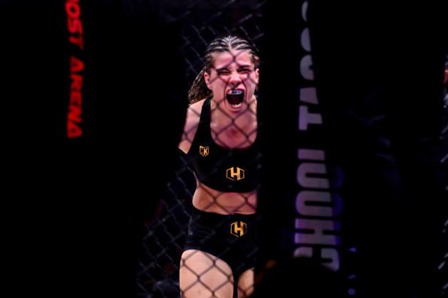 BOXE : Gala Hexagone MMA - Paris - 09 01 2026 Oceane Samson ( France ) during the Gala Hexagone MMA fight at Le Zenith on January 09, 2026 in Paris, France. ( Photo by Federico Pestellini PsnewZ ) - ParisFrance  Copyright: xFedericoxPestellinix