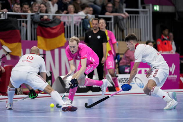 v.li.: Jakub Janicki (Poland, 16), Nik David Kerner (Germany, 22), Gracjan Jarzynski (Poland, 7), Zweikampf, Spielszene, Duell, duel, tackle, tackling, Dynamik, Action, Aktion, 10.01.2026, Heidelberg (Deutschland), Hallenhockey, Europameisterschaft, Halbfinale, Herren, Deutschland - Polen