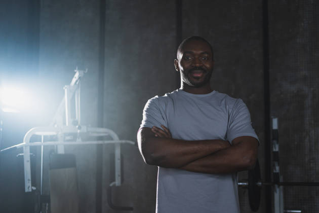 Fitness-Workout im Fitnessstudio. Porträt der afroamerikanischen Mann steht in der Turnhalle mit Motivation Gesundheit Energie bereit für die Ausbildung. Athletic Coach Personal Trainer Fitness-Club-Besitzer. Gesunder Lebensstil. Fitness workout in gym. Portrait of African American man standing in gym with motivation health energy ready for training. Athletic coach personal trainer fitness club owner. Healthy lifestyle (License=RF) 24462897 ,model released, Symbolfoto Copyright: xZoonar.com IuliiaxZavalishinax 24462897 ,model released, Symbolfoto ,property released