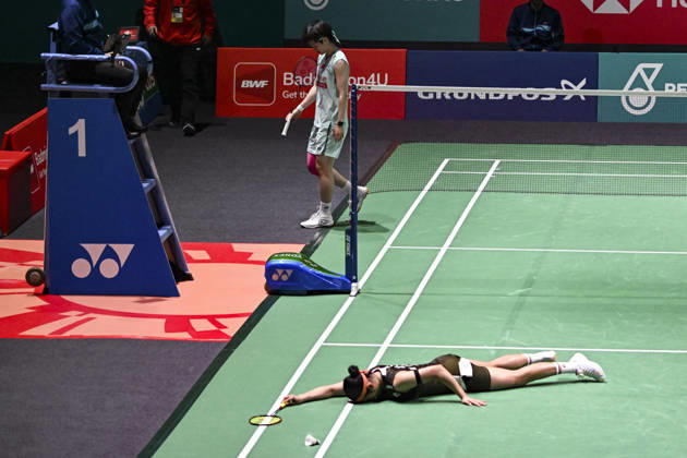 (260111) -- KUALA LUMPUR, Jan. 11, 2026 -- An Se Young (down) of South Korea reacts during the women s singles final match against Wang Zhiyi of China at the Malaysia Open 2026 badminton tournament in Kuala Lumpur, Malaysia, Jan. 11, 2026. ) (SP)MALAYSIA-KUALA LUMPUR-BADMINTON-MALAYSIA OPEN-WOMEN S SINGLES ChengxYiheng 