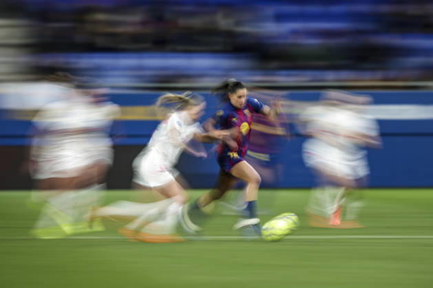 FC Barcelona, Barca Femeni V Madrid CFF - Liga F Moeve Kika Nazareth of FC Barcelona controls the ball while being defended by Madrid CFF players during the Liga F Moeve match between FC Barcelona Femeni and Madrid CFF at Estadi Johan Cruyff in Barcelona, Spain, on January 10, 2026. Barcelona Spain Copyright: xGongorax originalFilename:bonilla-fcbarcel260110_np2Sf