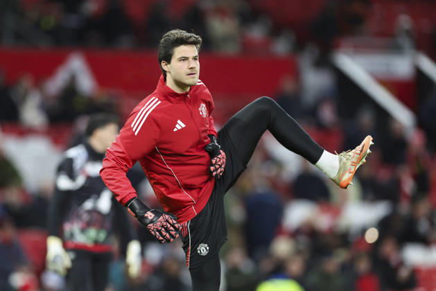 Manchester United, ManU v Brighton & Hove Albion, Emirates FA Cup Manchester United goalkeeper Senne Lammens (31) warms up during the Manchester United v Brighton & Hove Albion Emirates FA Cup Third Round match at Old Trafford, Manchester, England on 11 January 2026 Credit: Phil Duncan Every Second Media Editorial use only. All images are copyright Every Second Media Limited. No images may be reproduced without prior permission. All rights reserved. Premier League and Football League images are subject to licensing agreements with Football DataCo Limited. see https: www.football-dataco.com Copyright: xIMAGO EveryxSecondxMediax ESM-1750-0001 PhilxDuncanx xEveryxSecondxMediax