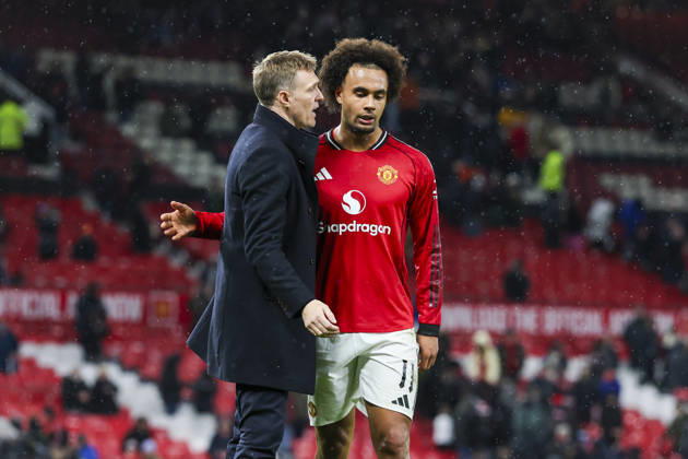 Manchester United, ManU v Brighton & Hove Albion, Emirates FA Cup Manchester United interim first team manager Darren Fletcher consoles Manchester United forward Joshua Zirkzee (11) after the Manchester United v Brighton & Hove Albion Emirates FA Cup Third Round match at Old Trafford, Manchester, England on 11 January 2026 Credit: Phil Duncan Every Second Media Editorial use only. All images are copyright Every Second Media Limited. No images may be reproduced without prior permission. All rights reserved. Premier League and Football League images are subject to licensing agreements with Football DataCo Limited. see https: www.football-dataco.com Copyright: xIMAGO EveryxSecondxMediax ESM-1750-0151 PhilxDuncanx xEveryxSecondxMediax