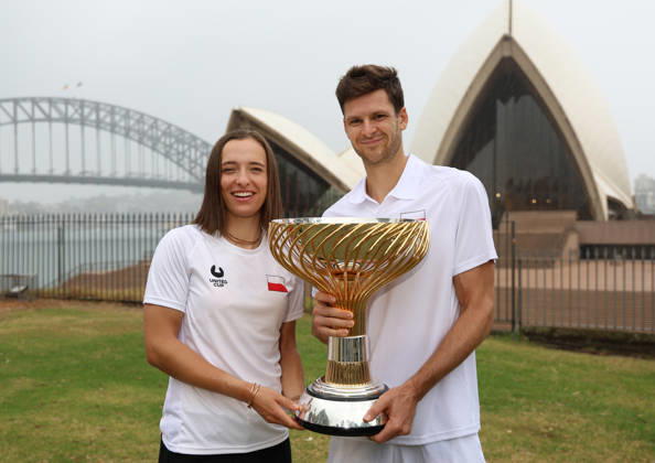 January 12, 2026, Sydney, New South Wales, Australia: IGA SWIATEK and HUBERT HURKACZ of Poland with the trophy after winning United Cup in front of Opera House, Sydney, Australia. Sydney Australia - ZUMAc278 20260112_zsp_c278_003 Copyright: xMarcinxCholewinskix