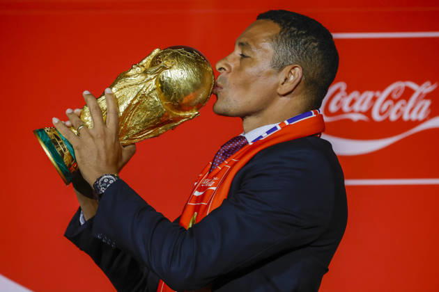 2026 FIFA World Cup, WM, Weltmeisterschaft, Fussball Trophy Unveiled in Seoul, South Korea FIFA Legend and former Brazil international Gilberto Silva kisses the 2026 FIFA World Cup trophy during the FIFA World Cup Trophy Tour by Coca-Cola in Seoul, South Korea on January 16, 2026. Seoul South Korea  Copyright: xMatrixxImages JungxUi-Chelx