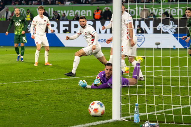 Deutschland, Fussball, 1. Bundesliga, VfL Wolfsburg - 1. FC Heidenheim am 17.01. in Wolfsburg (Volkswagen-Arena): Schuss Christian Eriksen (VfL Wolfsburg 24) Parade Diant Ramaj (1. FC Heidenheim 41) Copyright: xSvenxHeidmannx