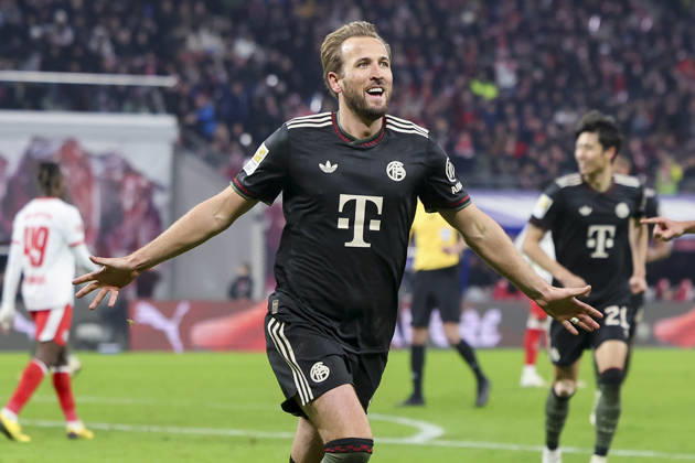 Harry Kane (FC Bayern Muenchen) bejubelt seinen Treffer zum 1:2, Bundesliga, RB Leipzig v FC Bayern München, Red Bull Arena am 17. January 2026 in Leipzig, Deutschland. (Foto von Marco Steinbrenner DeFodi Images) Harry Kane (FC Bayern Muenchen) celebrates after scoring his teams second goal, Bundesliga, RB Leipzig v FC Bayern München, Red Bull Arena, January 17, 2026 in Leipzig, Germany. (Photo by Marco Steinbrenner DeFodi Images) DFL regulations prohibit any use of photographs as image sequences and or quasi-video. -