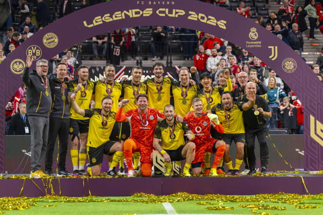 18.01.2026, Fussball, der FC Bayern München Legends-CUP, im SAP-Garden München. Siegerehrung nach dem Turnier. Siegermannschaft Borussia Dortmund mit Mannschaftskapitän Torwart Roman Weidenfeller beim Siegerfoto.