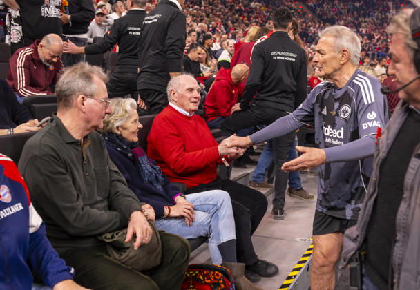 18.01.2026, Fussball, der FC Bayern München Legends-CUP, im SAP-Garden München. v.re: Ehren-Karl-Heinz Charly Körbel (Eintracht Frankfurt), Präsident Uli Hoeneß (FC Bayern München, Hoeness), Ehefrau Susi Hoeness, Prof. Dr. Dieter Mayer (Vizepräsident FC Bayern München eV)