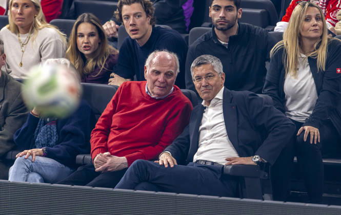 18.01.2026, Fussball, der FC Bayern München Legends-CUP, im SAP-Garden München. v.re: Präsident Herbert Hainer (FC Bayern), Ehren-Präsident Uli Hoeneß (FC Bayern München, Hoeness), Ehefrau Susi Hoeness,